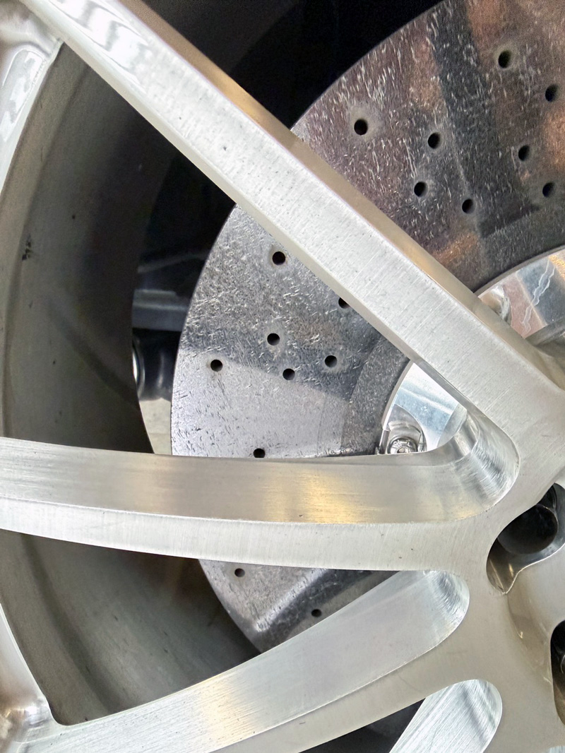 Fully bedded-in carbon ceramic brake disc with smooth metallic surface finish